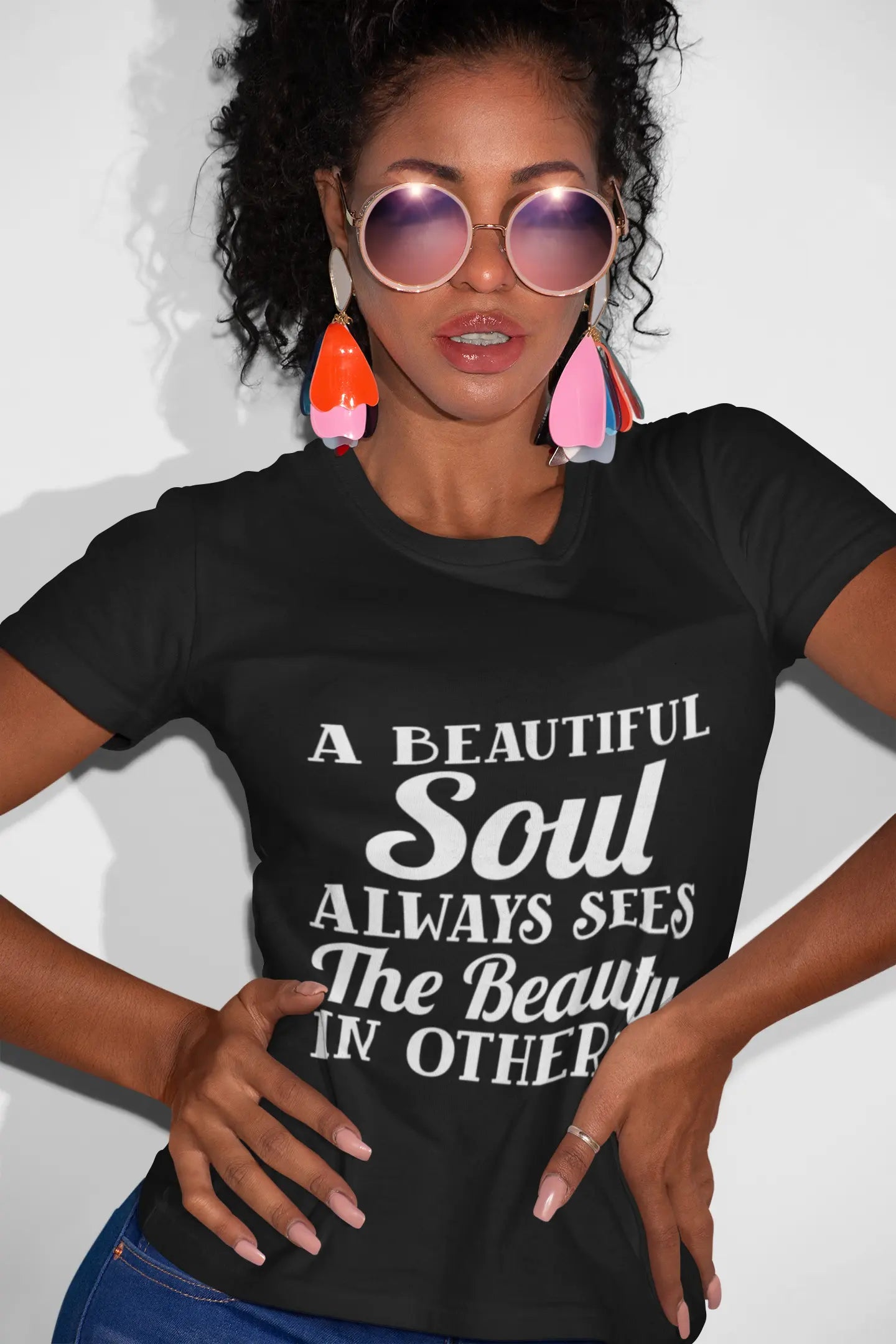 A beautiful soul always sees beauty Unisex t-shirt