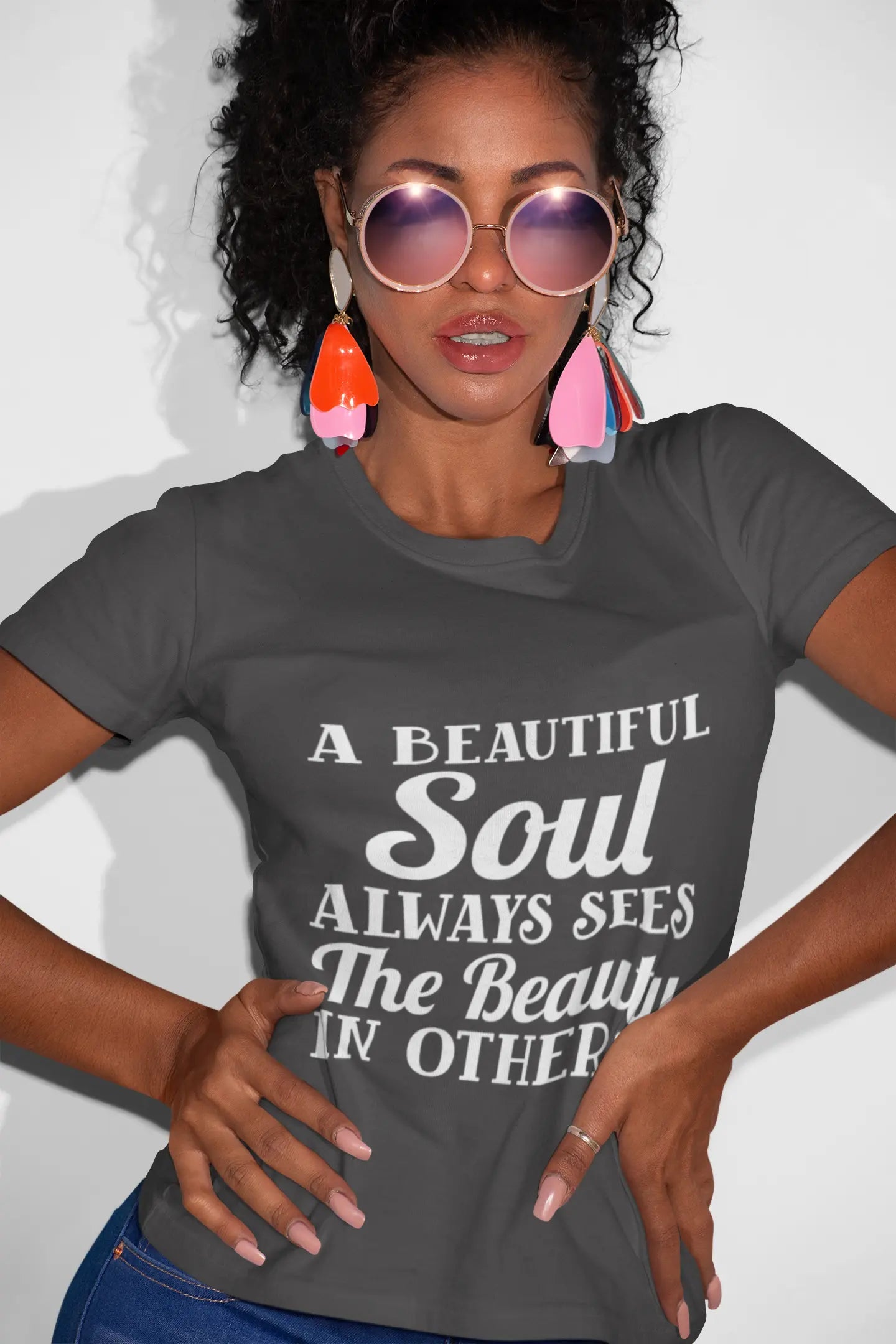 A beautiful soul always sees beauty Unisex t-shirt